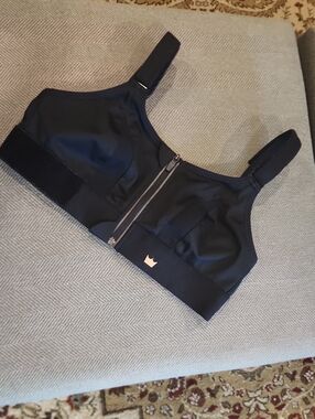 Shefit Front-Zip Black Sports Bra with Wide Band Adjustable Straps Sz M